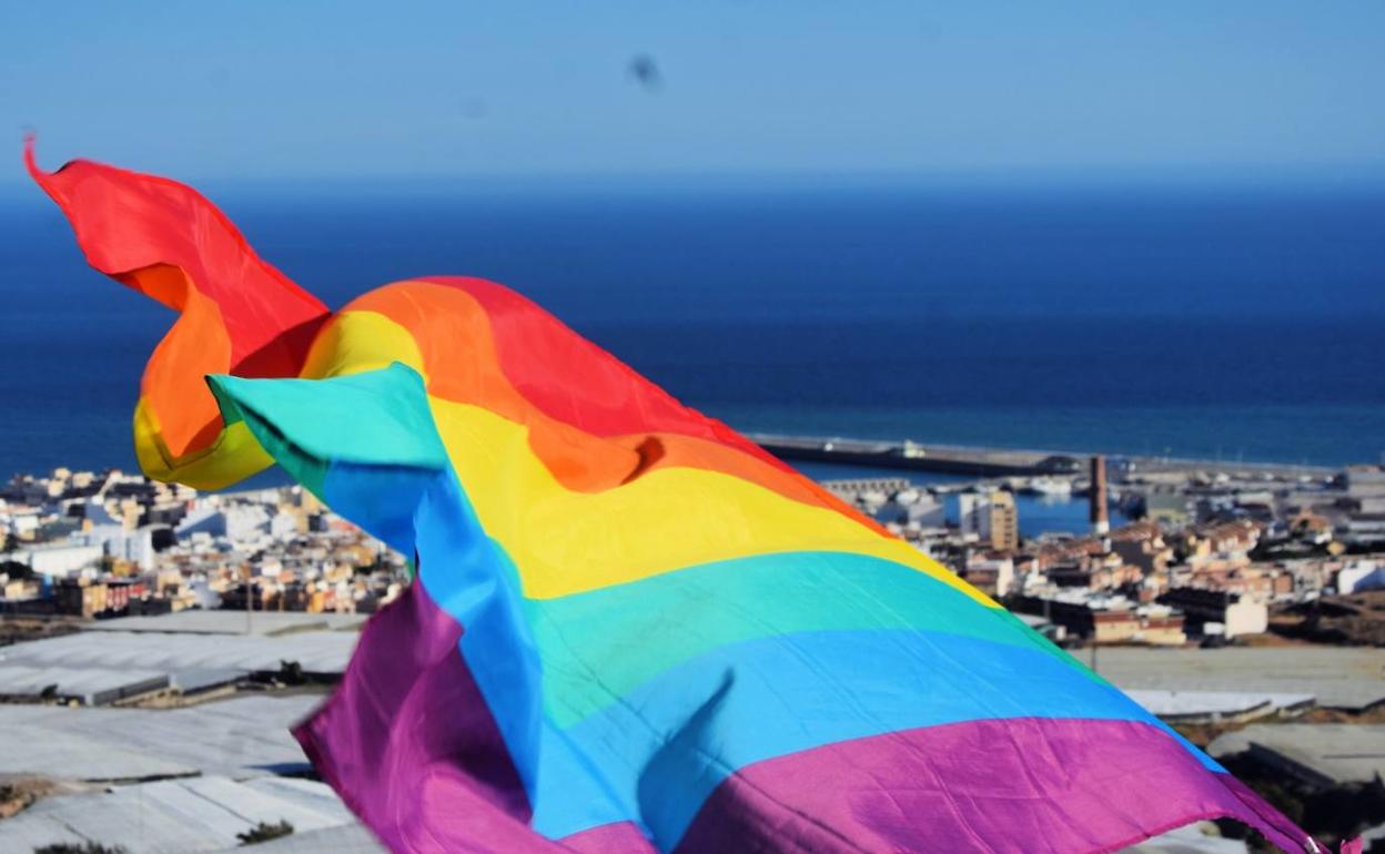 La bandera del orgullo gay ondea en Adra. 
