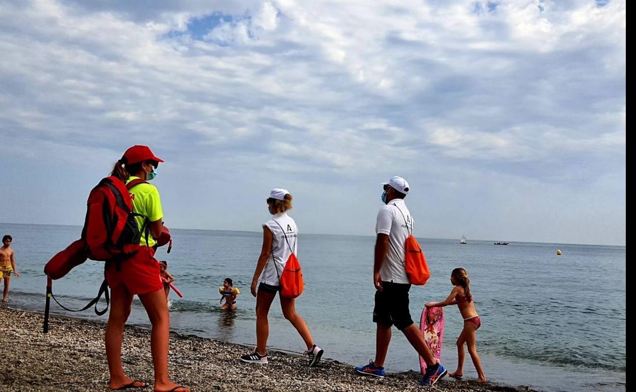 Personal de salvamento y controladores de playas en la costa de Adra. 