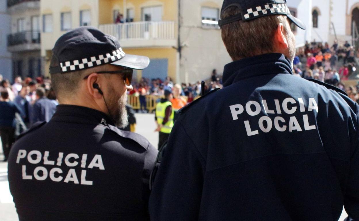Policía Local de Adra, durante un control. 