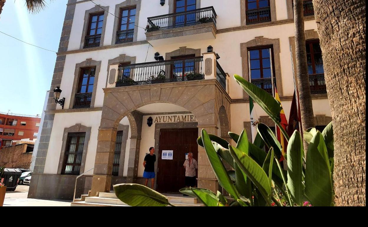 El PSOE de Adra denuncia un supuesto «trato de favor» entre los empleados del Ayuntamiento