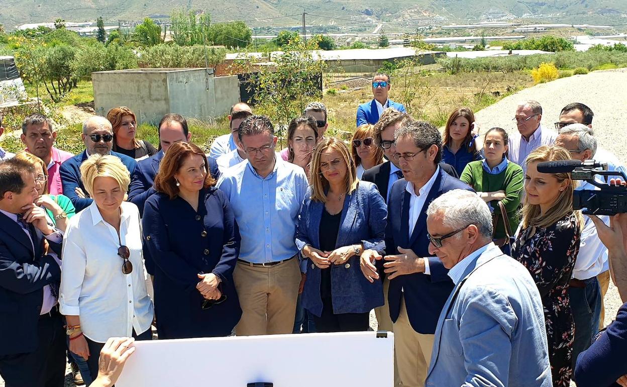 La consejera de Fomento se comprometió en julio del año pasado a reanudar las obras y terminarlas para el verano de 2020. 