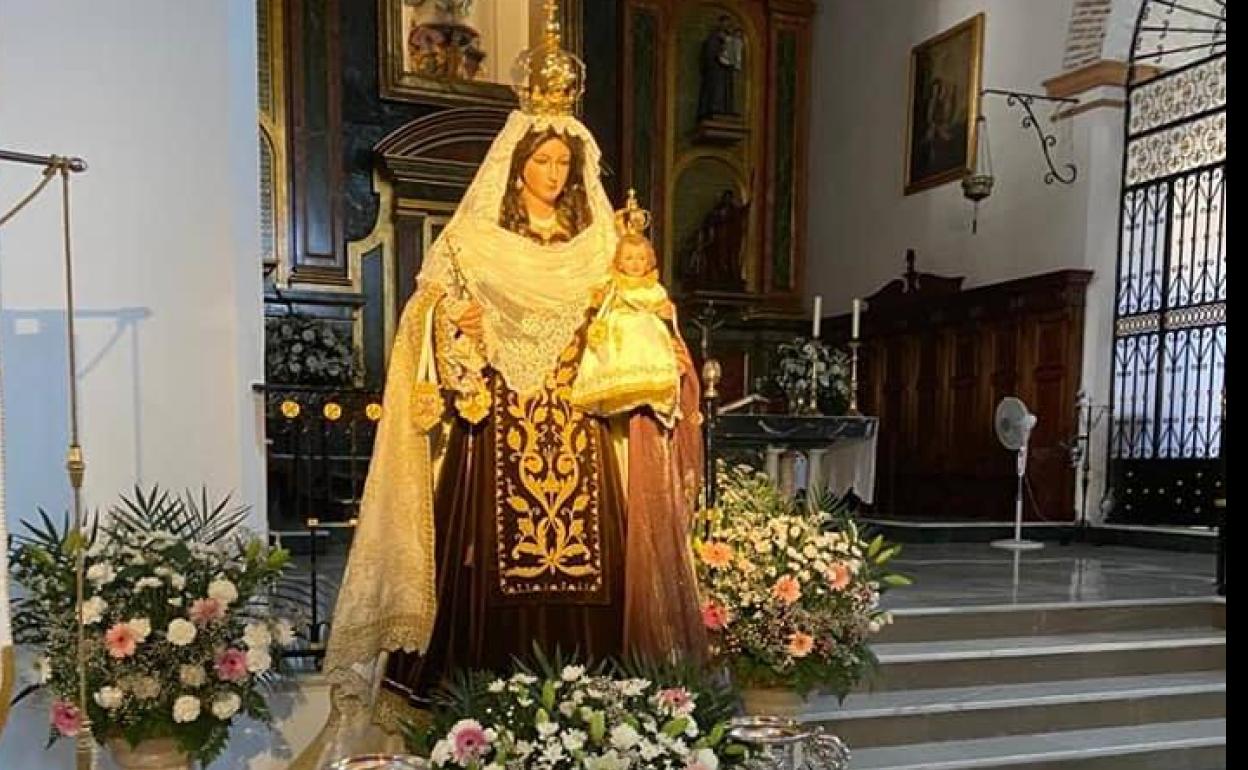 La Virgen del Carmen de Adra se ha engalanado para conmemorar su festividad. 