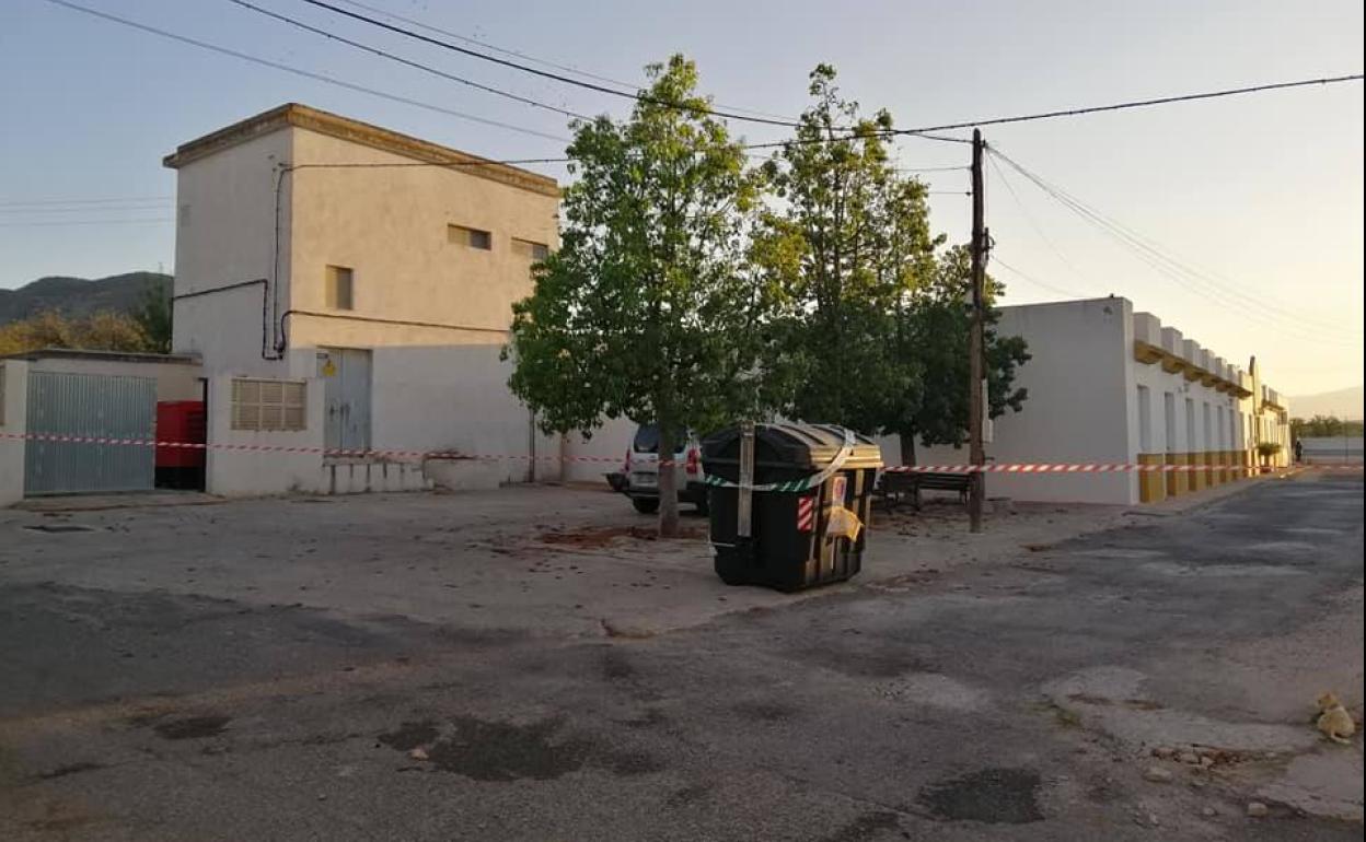 Coronavirus en Almería I Fuente Victoria desinfecta la zona de la residencia de mayores y fija un perímetro de seguridad