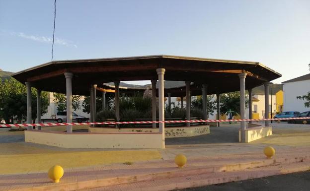 Imagen principal - Coronavirus en Almería I Fuente Victoria desinfecta la zona de la residencia de mayores y fija un perímetro de seguridad