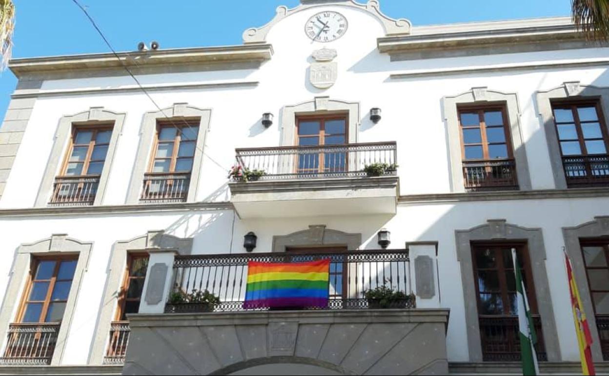 Adra crea un protocolo para atender a víctimas de delitos de odio por homofobia