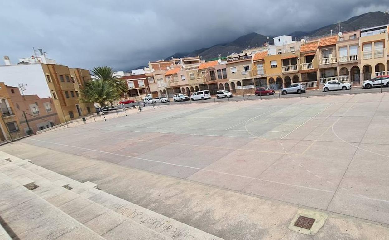 Ismael Torres sugiere instalar canastas de baloncesto en el parque del Cercado de Adra