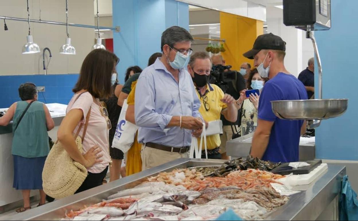 El alcalde de Adra durante su visita al mercado.