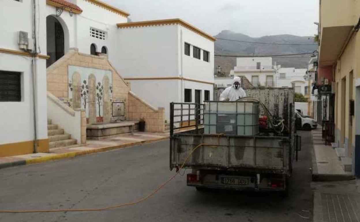 Tareas de desinfección en Dalías. 