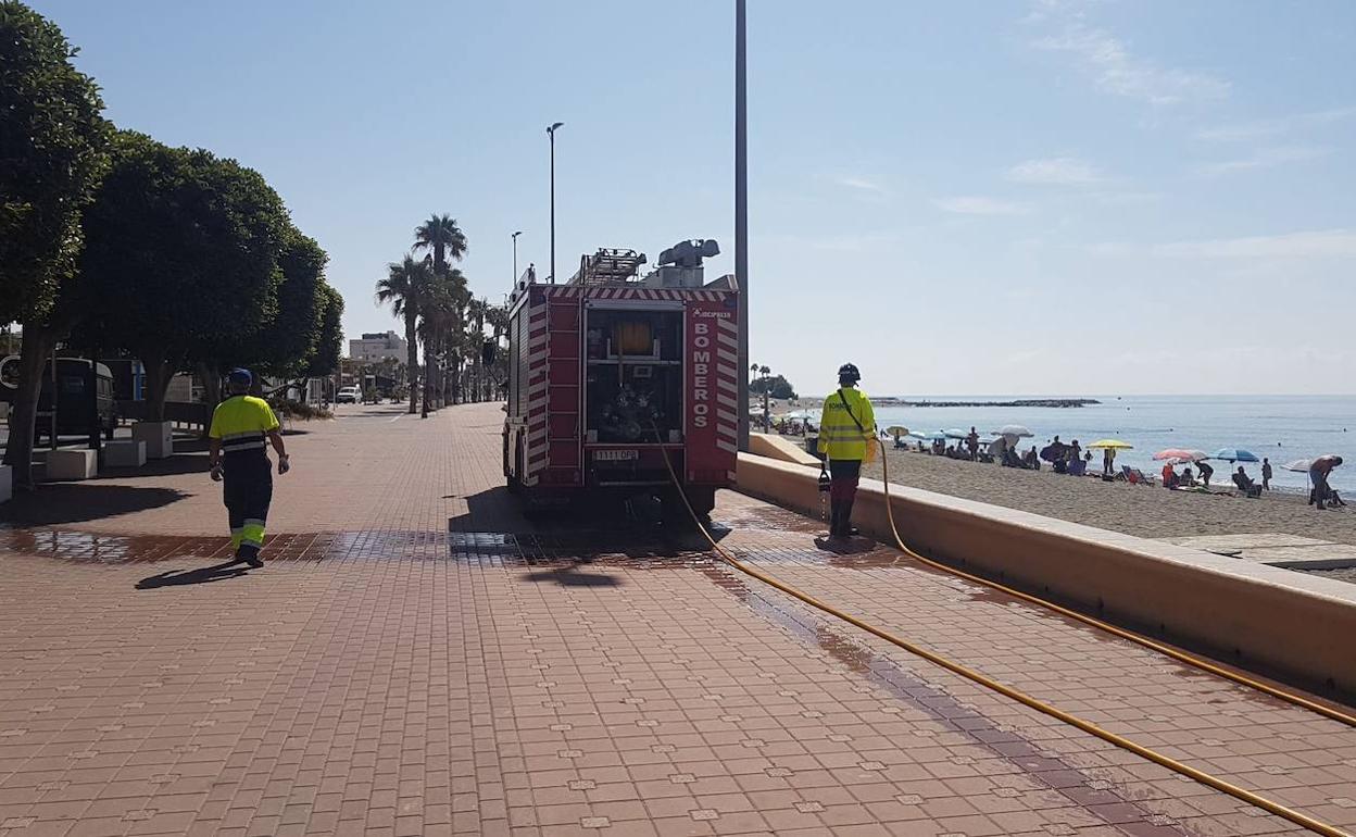 Bomberos del Poniente vuelve a actuar en la desinfección de las calles de Adra