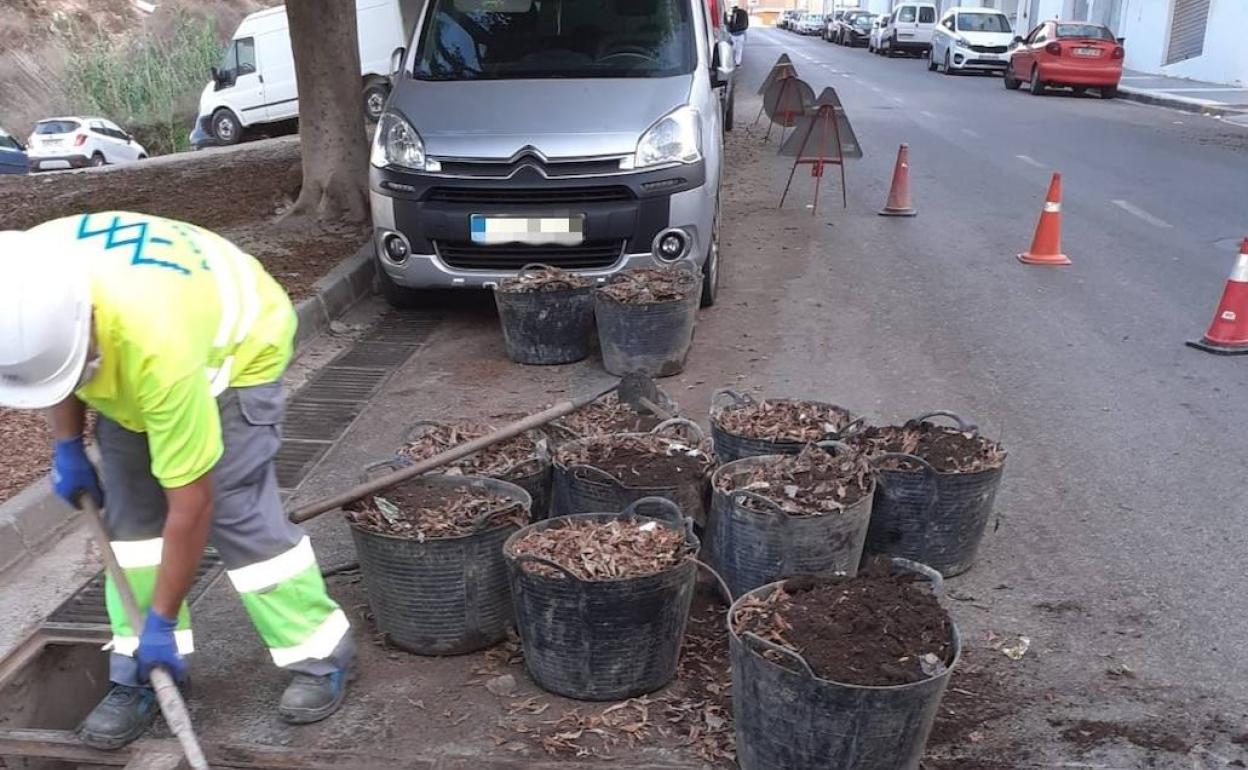 Hidralia sanea los imbornales ante «las posibles lluvias de otoño»
