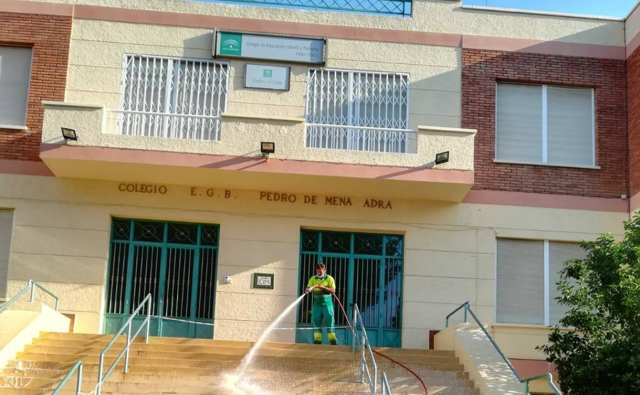Desinfectan los patios de los colegios de Adra y sus accesos