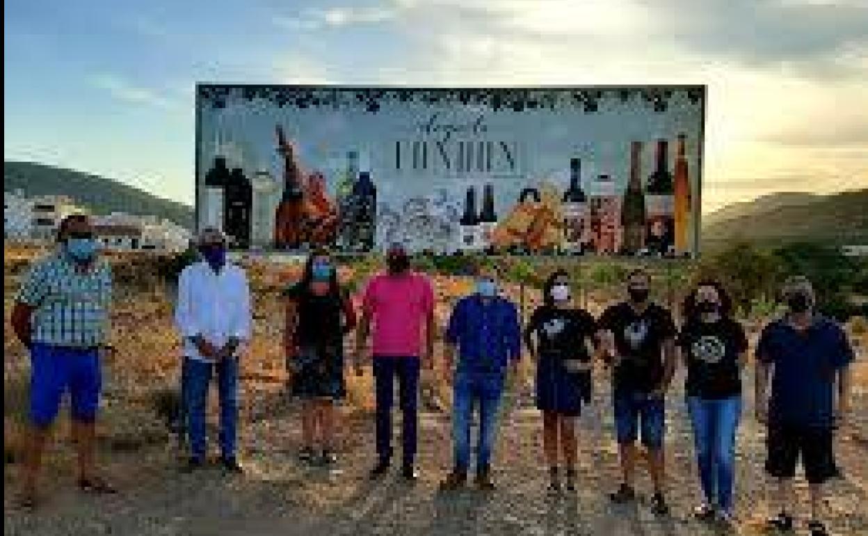 Degusta Fondón es el eslogan promocional que recibe al visitante en la entrada principal a la localidad.