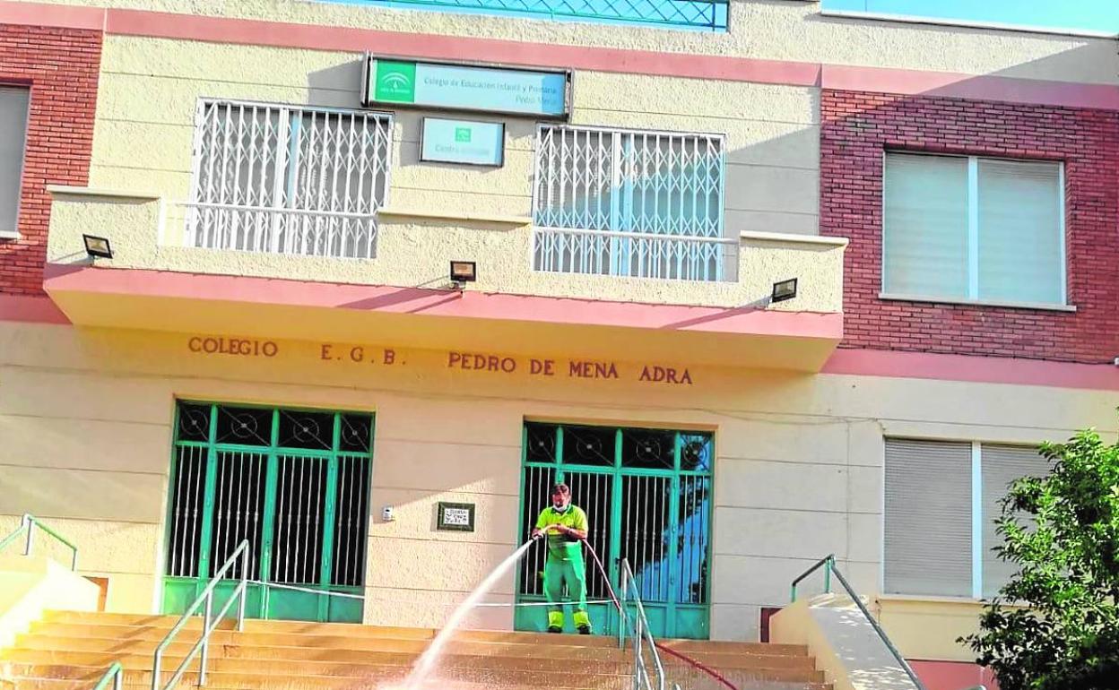 Las labores de desinfección en los accesos y en los patios de los colegios ya ha comenzado. 