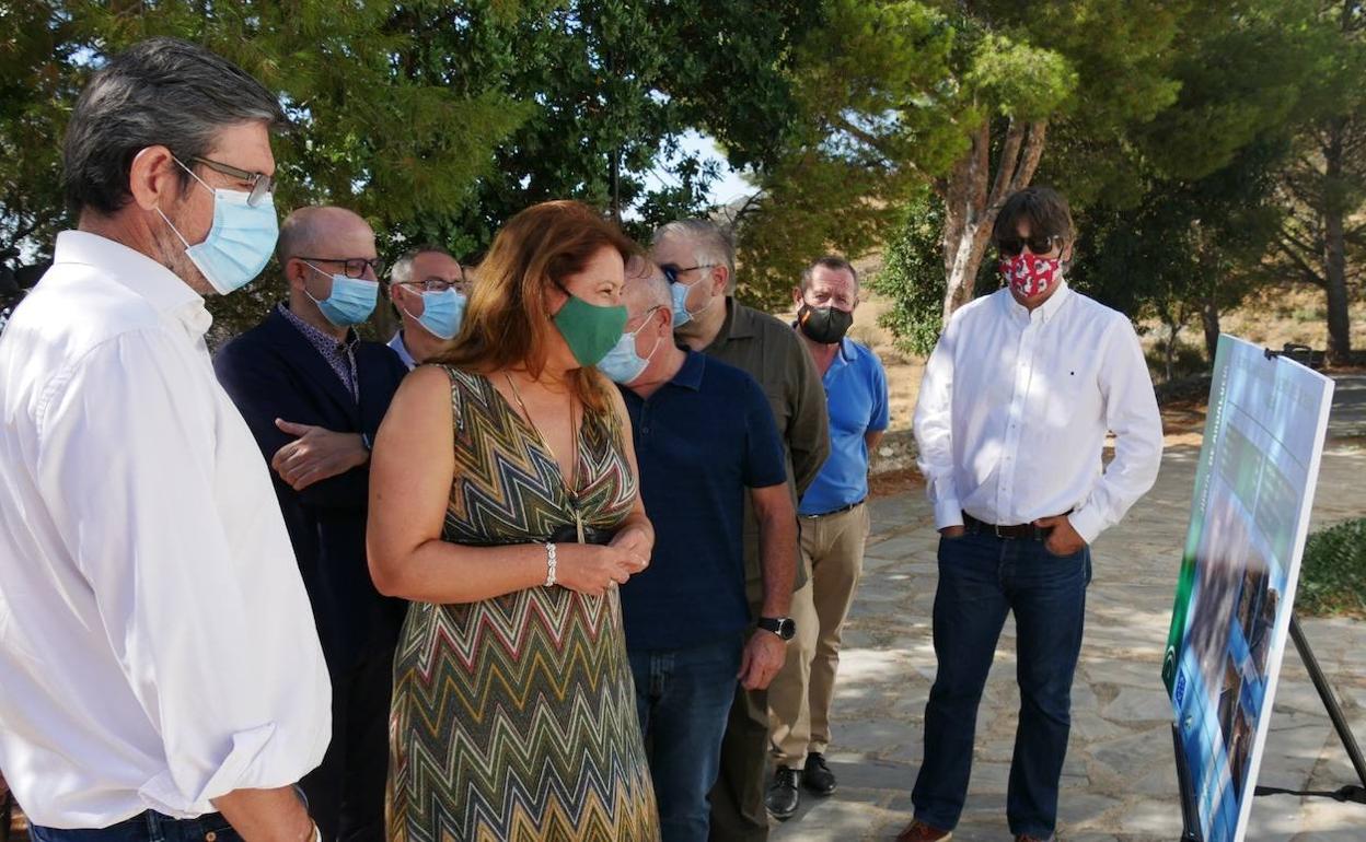 La consejera de Agricultura ha visitado recientemente la carretera acompañada por el alcalde. 