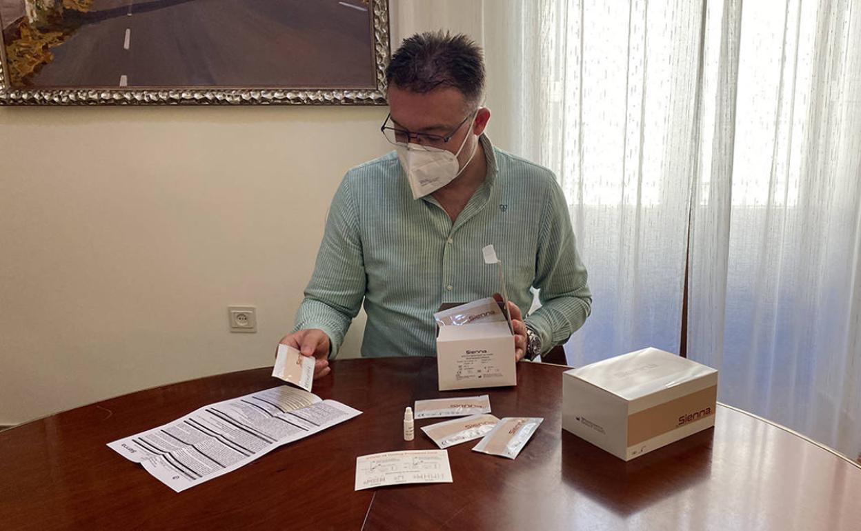 El alcalde de Berja muestra la partida de test rápidos adquiridos. 