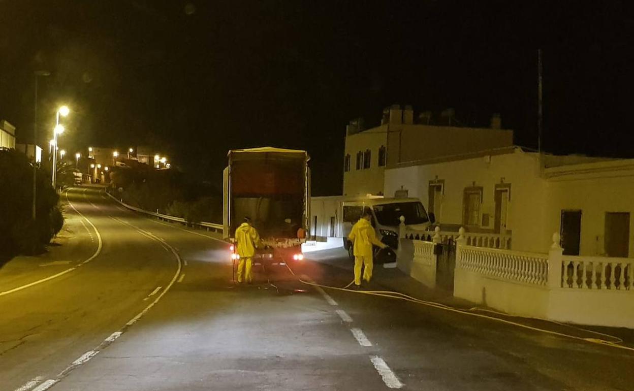 Tareas desinfección en Adra, a cargo de agricultores y operarios municipales. 
