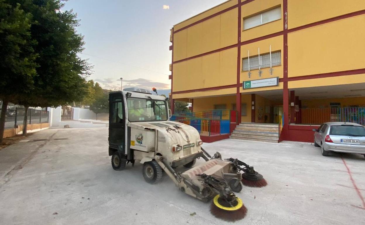 Tareas de desinfección del Ayuntamiento de Berja en el colegio Celia Viñas. 