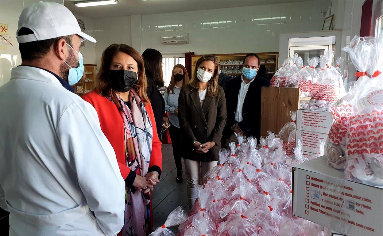 Carmen Crespo pone de relieve la «fama internacional» del mantecado artesanal en Laujar