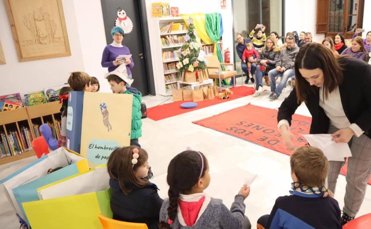 El Ministerio de Cultura concede el premio María Moliner a la Biblioteca de Berja