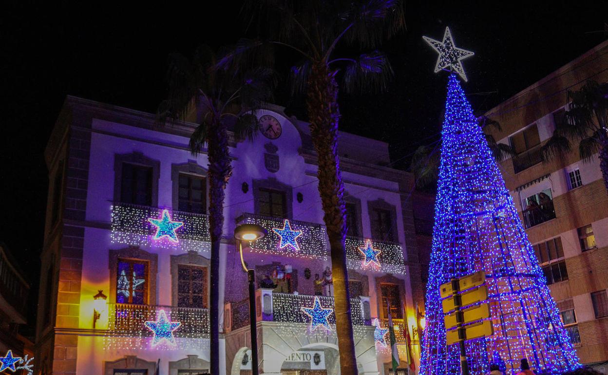 Adra convoca su primer concurso de árboles de Navidad