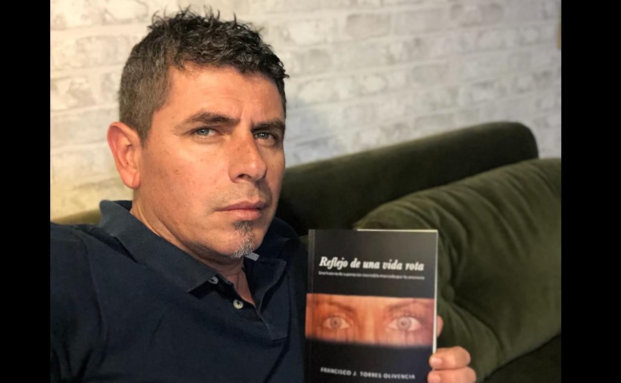 Francisco Torres con un ejemplar de 'Reflejo de una vida rota'.