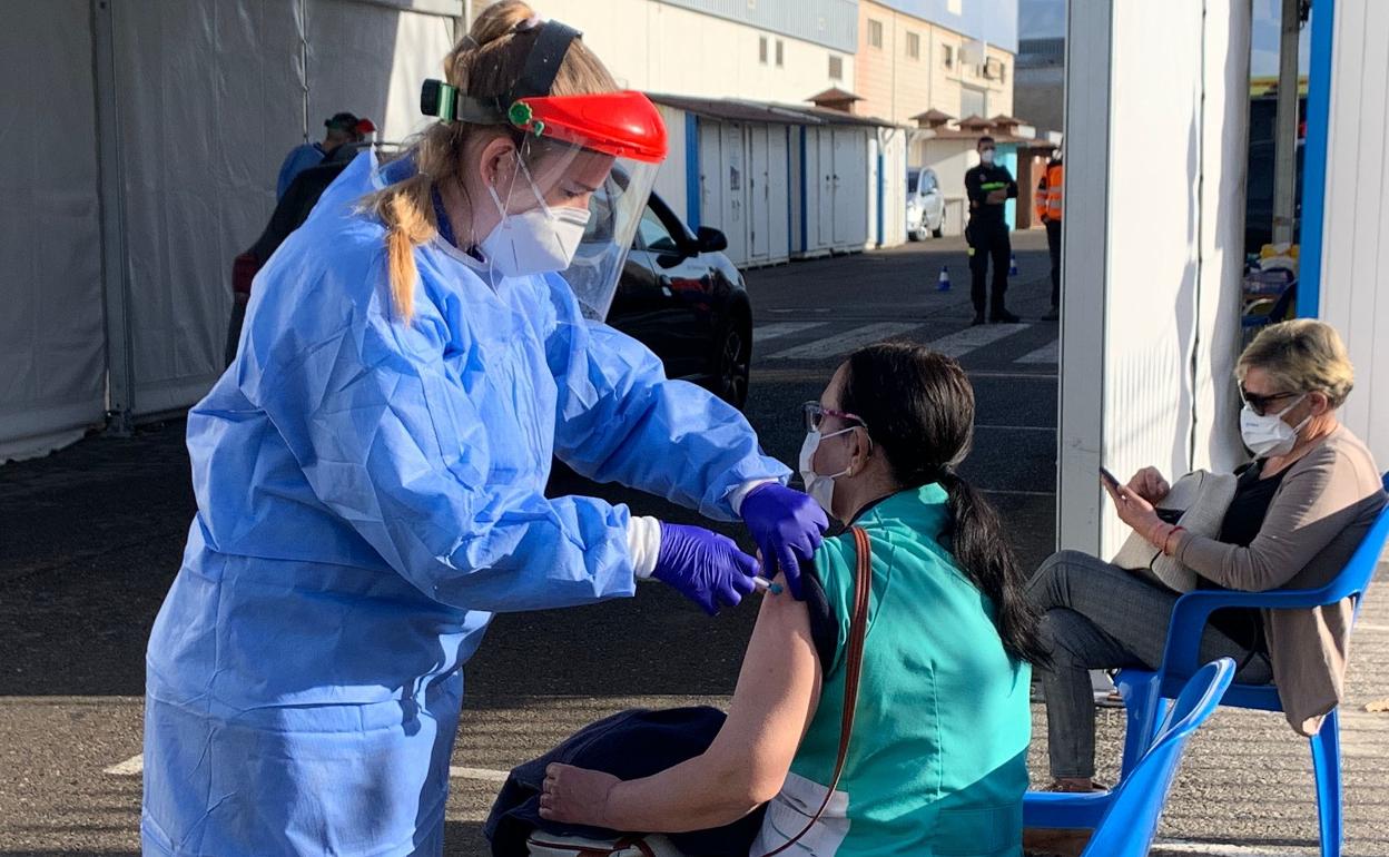 La vacuna contra el coronavirus llega a los mayores de 80 años y al personal del servicio de Ayuda a Domicilio de Adra