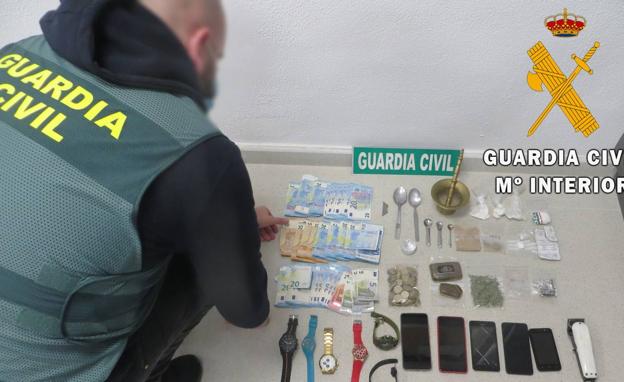 Detenidas dos personas acusadas de regentar un punto de venta de drogas en Adra, en el que había armas