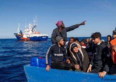 Imagen secundaria 1 - Adra | El Aita Mari, el antiguo pesquero vasco que salva vidas en el Mediterráneo