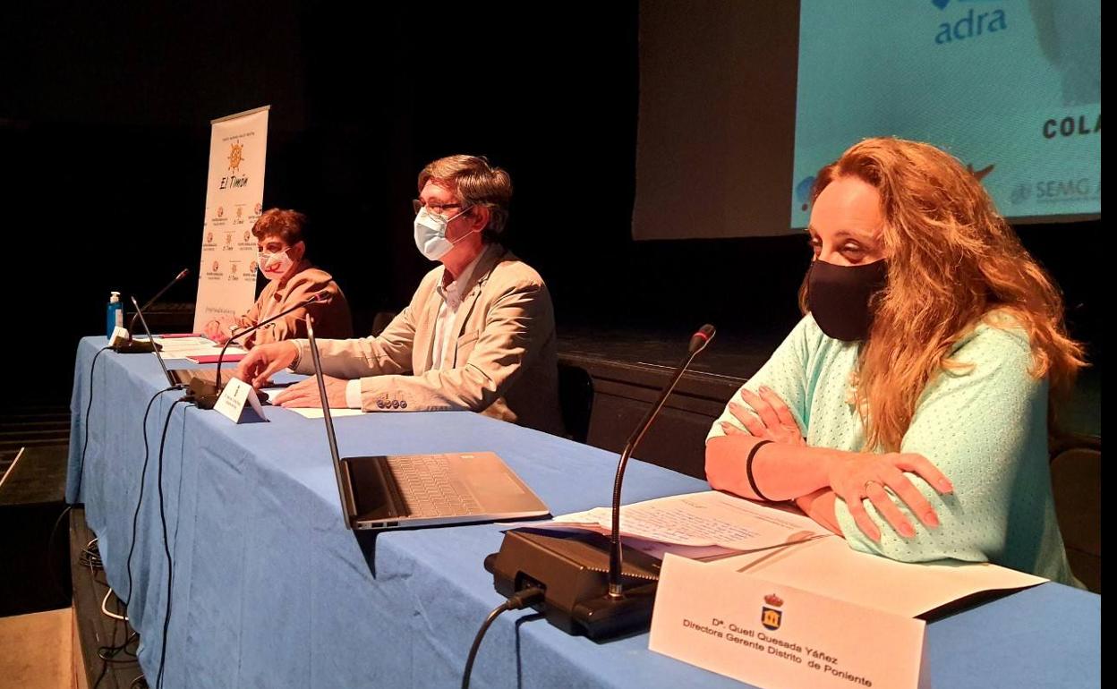 Cristina González, Manuel Cortés y Enriqueta Quesada, durante la mesa inaugural de las jornadas formativas celebradas hoy en Adra. 