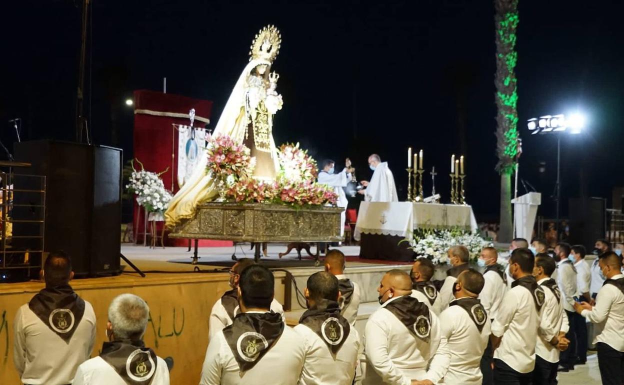 La patrona de los marineros ilumina la noche abderitana en su día grande