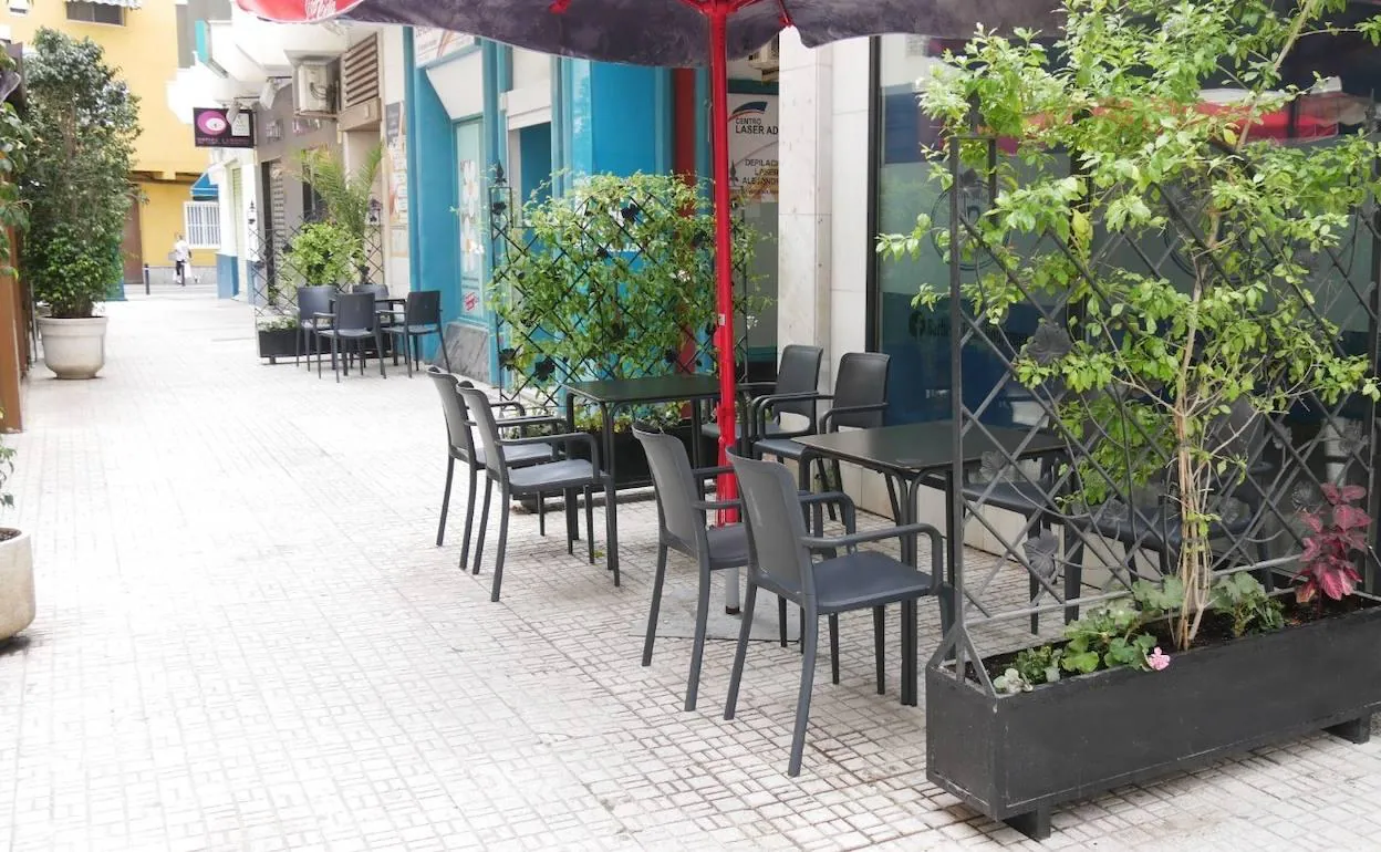 Adra permite a los hosteleros ampliar sus terrazas durante los días de feria