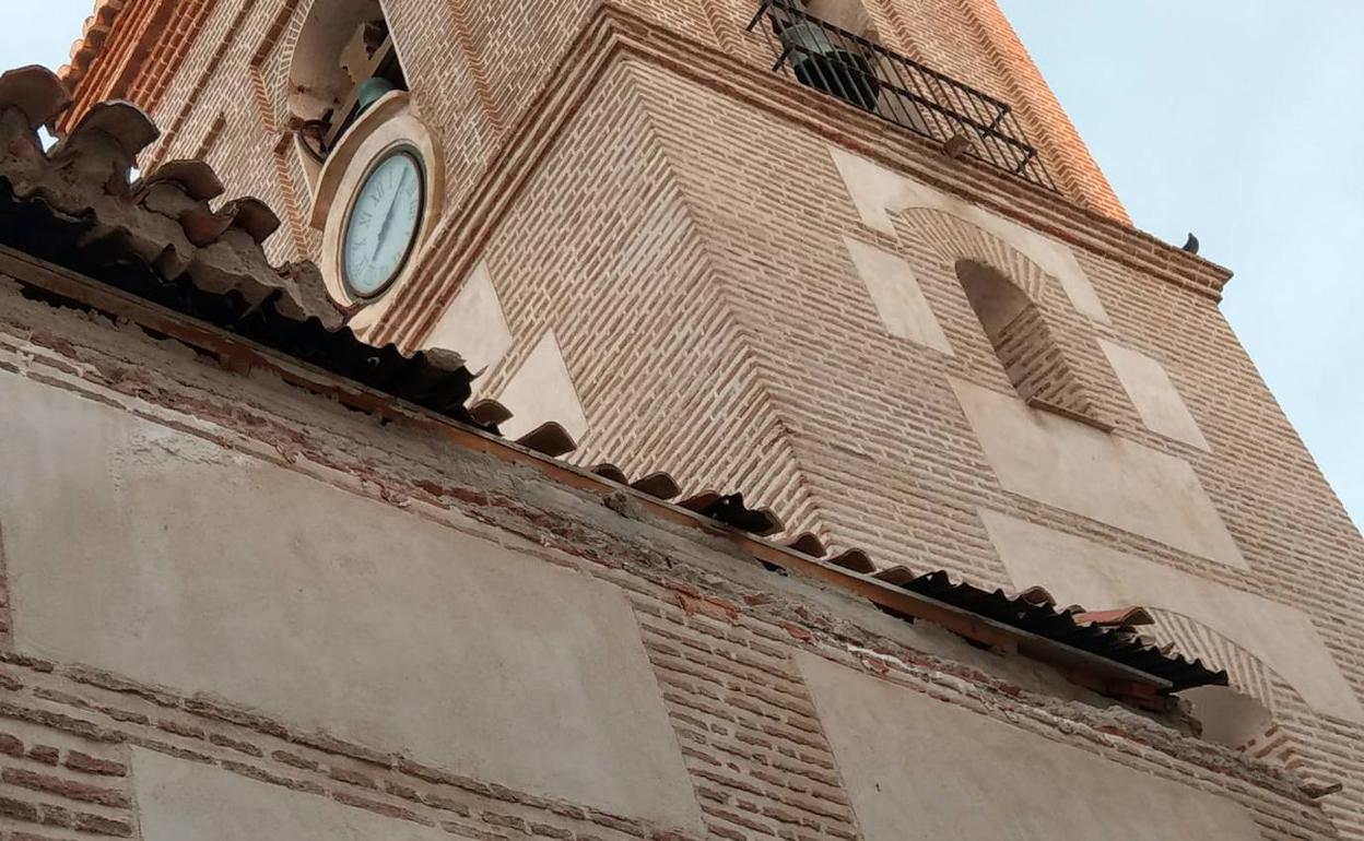 Se desploma parte de la cornisa trasera de la parroquia de Adra