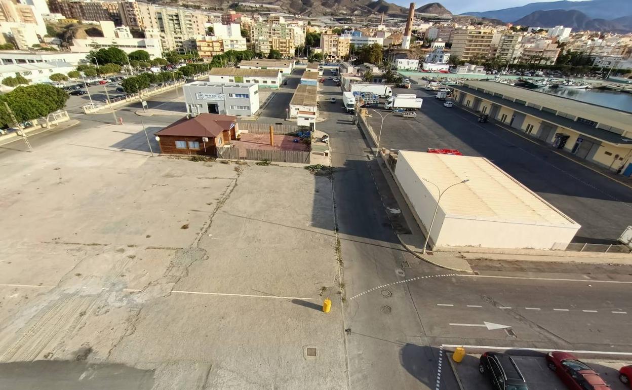 El Puerto de Adra se renueva con aceras más amplias, viales de acceso y un carril bici