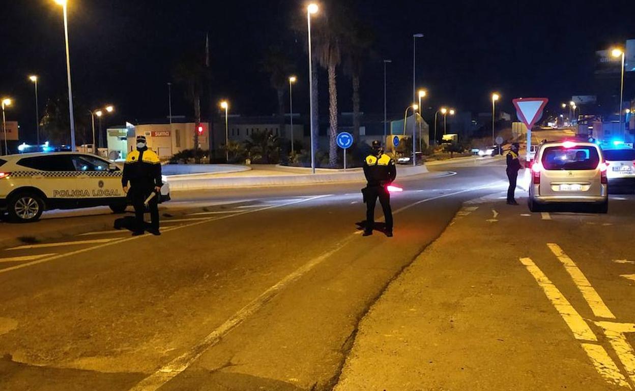 La Policía Local detiene a dos personas por robar en un vehículo, oponer resistencia y agredir a un agente