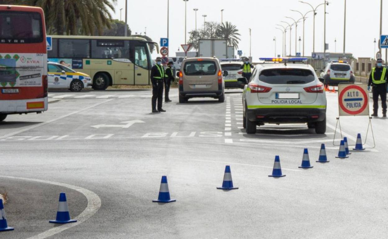 La Policía Local aumenta los controles de tráfico para evitar el consumo de drogas y alcohol