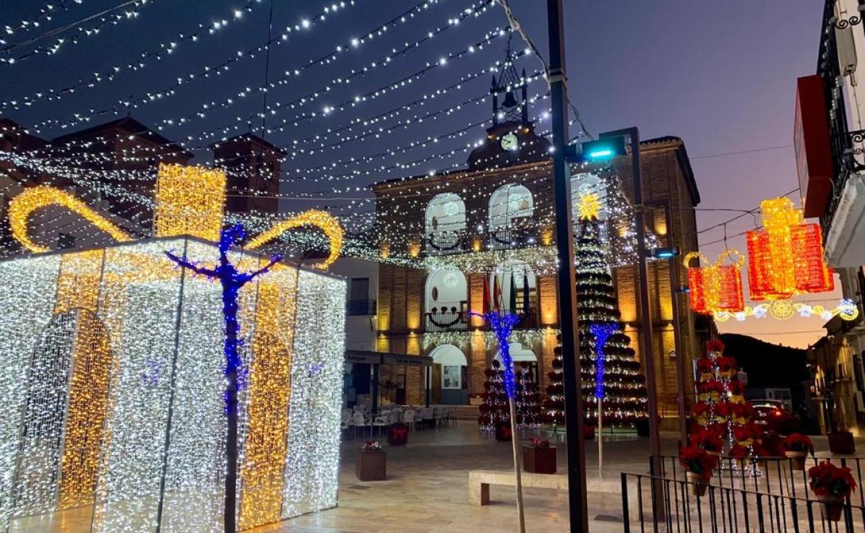 Un millar de pascueros decoran actualmente la Plaza Mayor de la Alpujarra, engalanada de forma minuciosa para celebrar la Navidad.