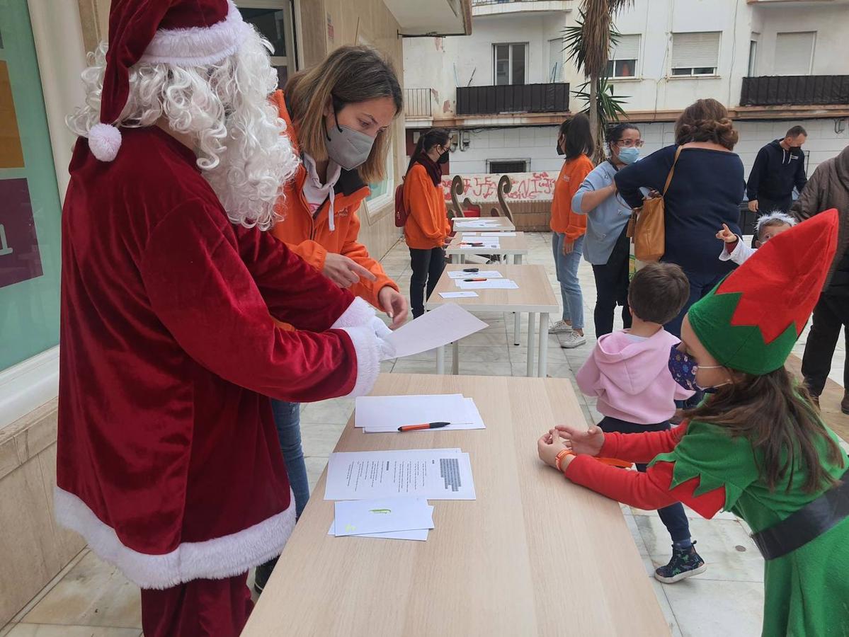 Fotos: Pasear por las tiendas del Centro Comercial Abierto de Adra, un juego de niños