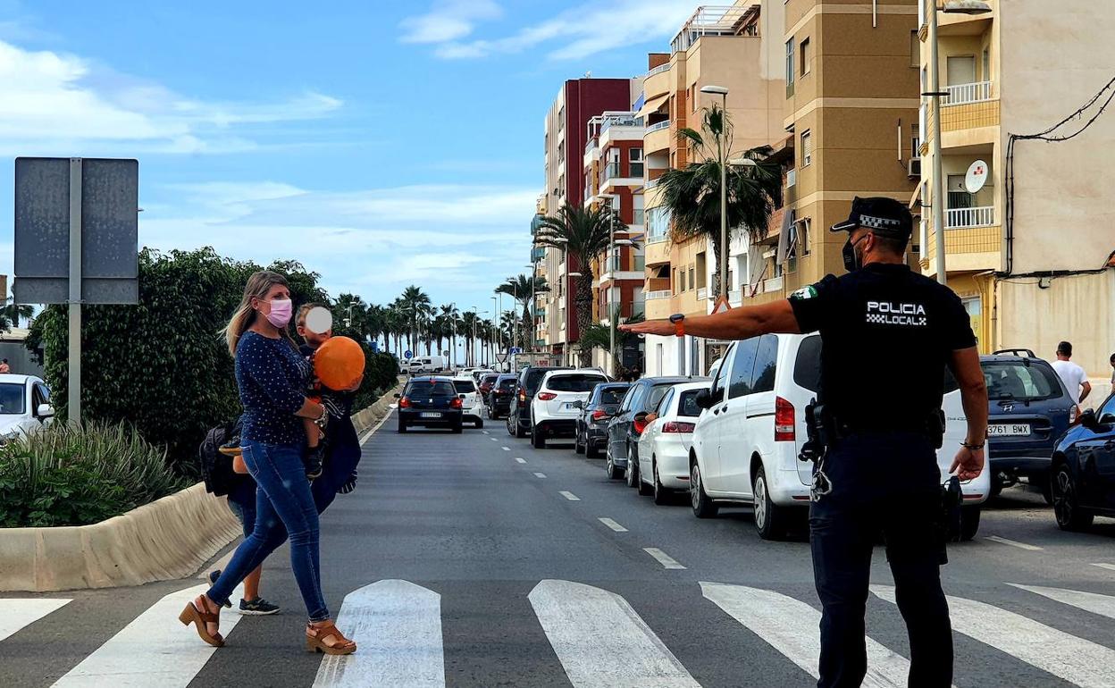 Agente de Policía Local regulando el tráfico a la salida de un colegio de Adra. 