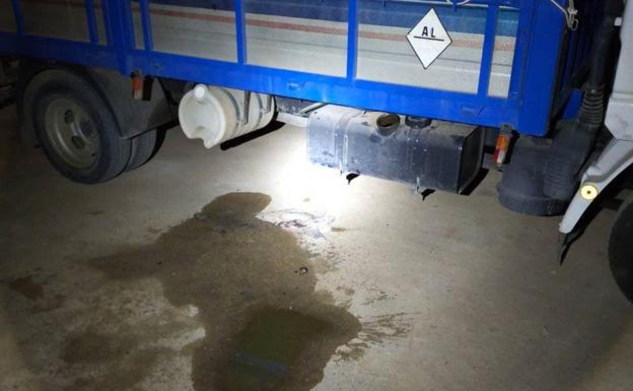 Sucesos en Adra | Detenidos cuatro vecinos de El Ejido por robar gasolina de un camión aparcado en Adra