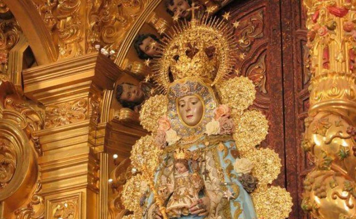 Adra rinde honores a la Virgen del Rocío al son del tamboril