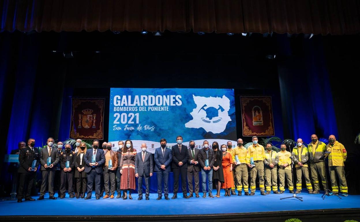 Bomberos del Poniente reconoce al compañero fallecido en Sierra Bermeja