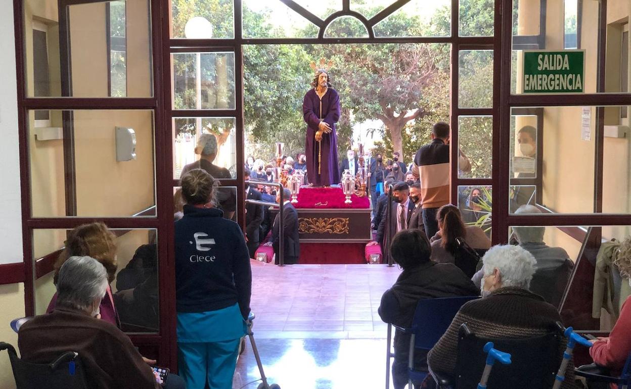 Visita de la sagrada imagen a la Residencia de Adra por primera vez. 