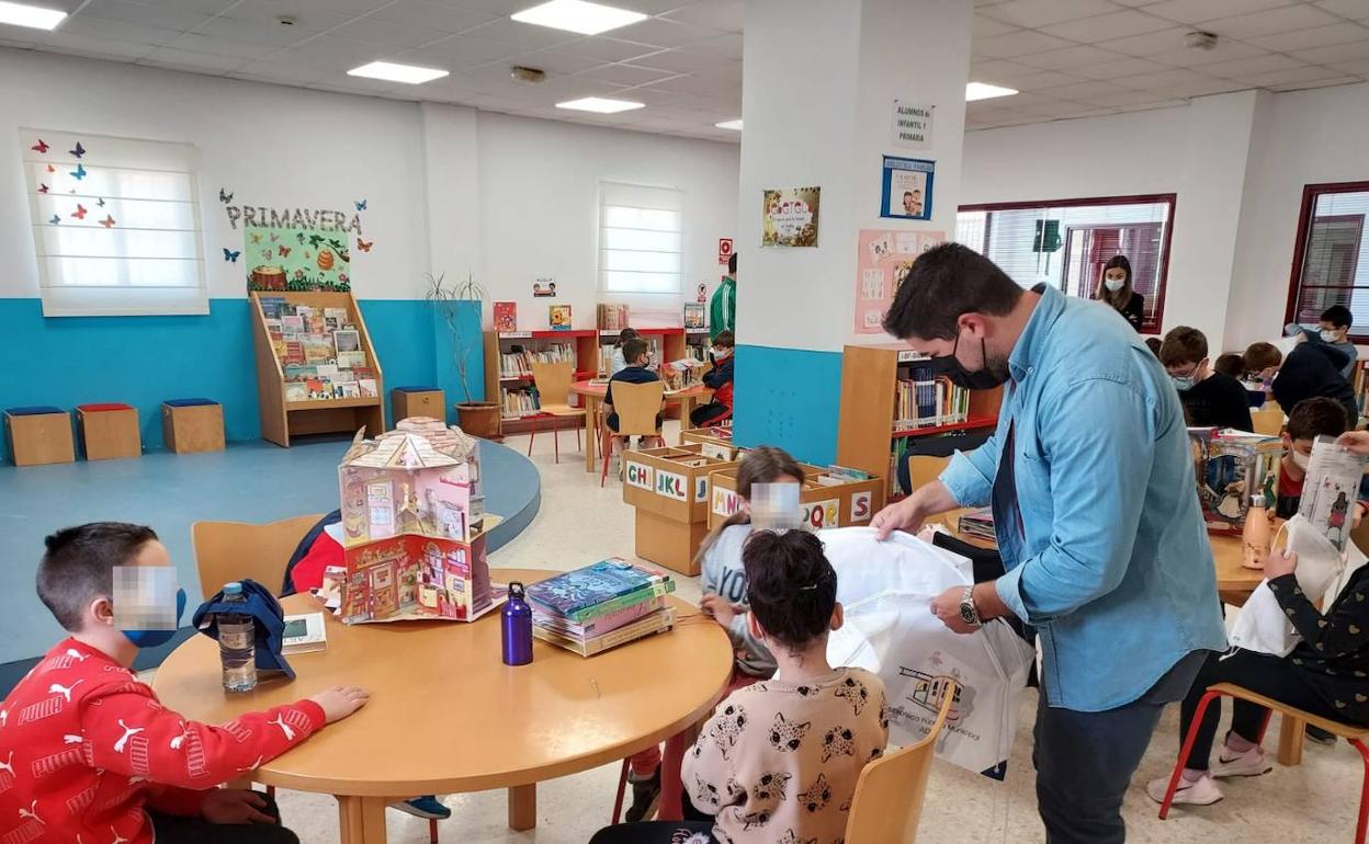 La Biblioteca Municipal celebra el Día del libro con la presentación de obras de autores locales