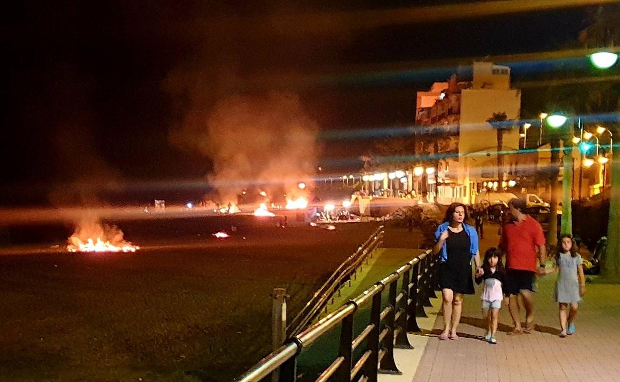 Adra autoriza toldos, hogueras y barbacoas en tres playas para celebrar la noche de San Juan