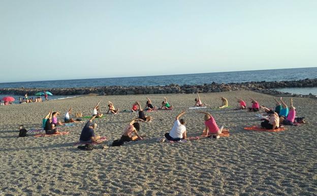 Se retoman las clases de yoga en Adra 