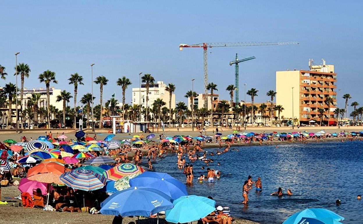 Adra reduce el IBI a las casas vacías que se transforman en alojamiento turístico