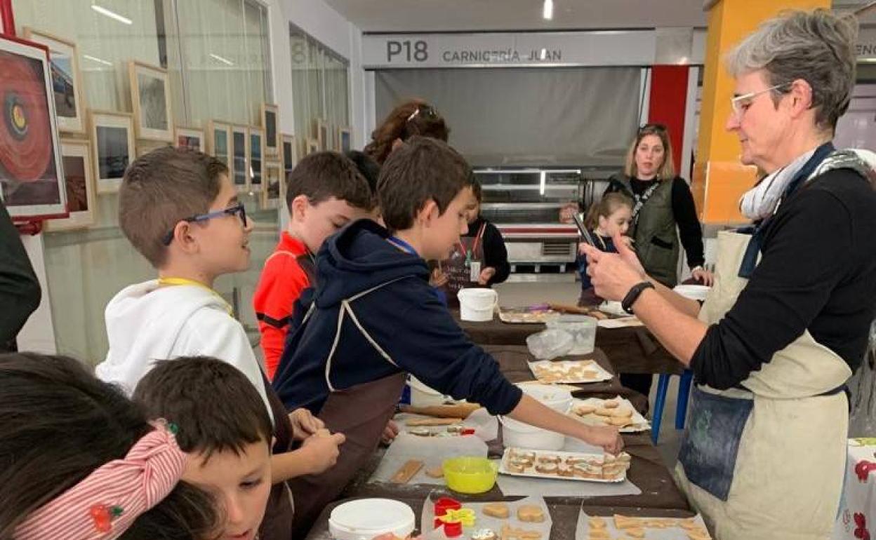 El Mercado de Adra acoge talleres de 'cocina divertida' para niños por Navidad