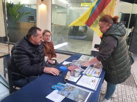 La mesa está instalada en la calle Natalio Rivas de Adra.