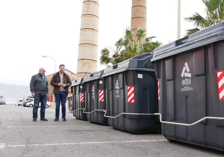 Adra recibe nuevos contenedores para residuos sólidos