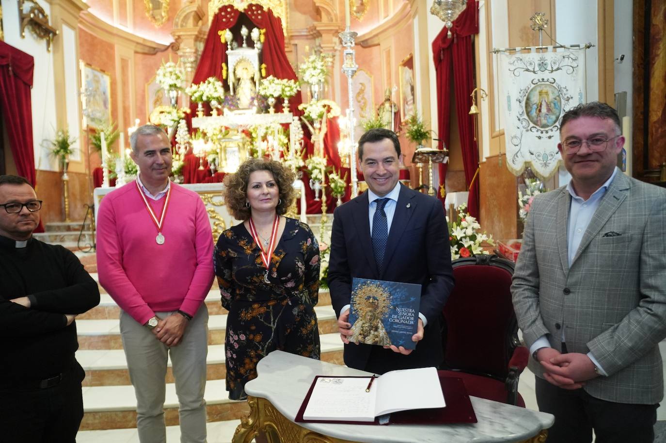 Juanma Moreno se encomienda al Cristo de la Luz